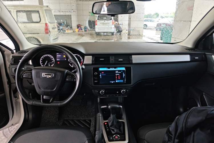 Used Qoros 3 2016 Urban SUV 1.6T Automatic Zhiyue Model Center Console