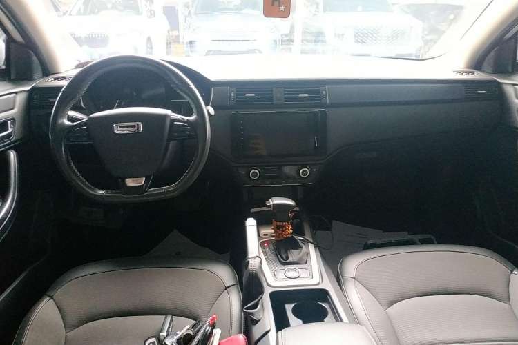 Used Qoros 3 2016 Urban SUV 1.6T Automatic Zhiyue Model Center Console