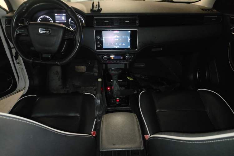Used Qoros 3 2016 Hatchback 1.6T Automatic ZhiZhen Model Center Console