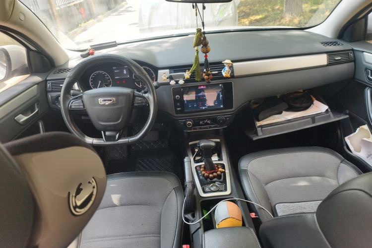 Used Qoros 3 2016 Urban SUV 1.6T Automatic Zhiyue Model Center Console