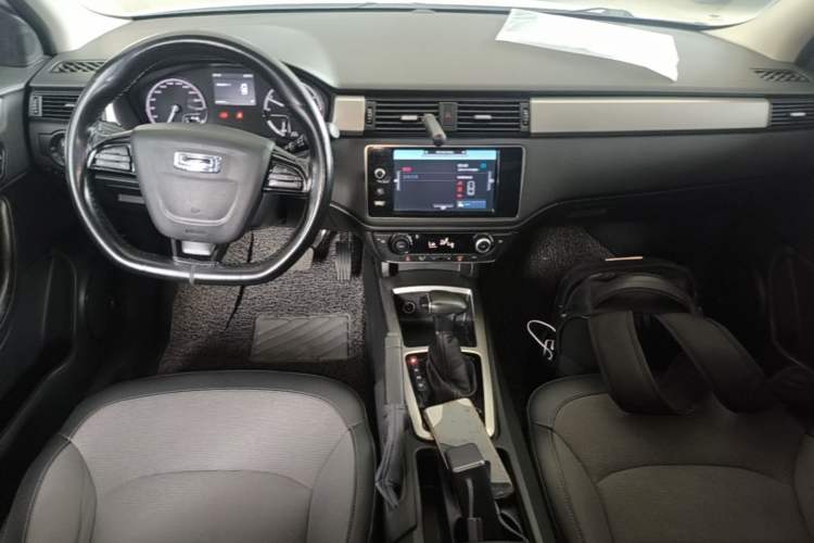Used Qoros 3 2016 Urban SUV 1.6T Automatic Zhiyue Model Center Console