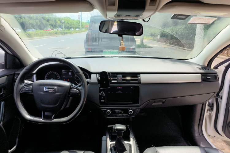 Used Qoros 3 2016 Sedan 1.6L Automatic Zhiyue Model Center Console