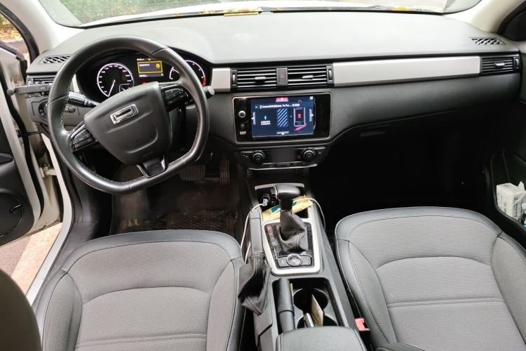 Used Qoros 3 2016 Urban SUV 1.6T Automatic Zhiyue Model Center Console