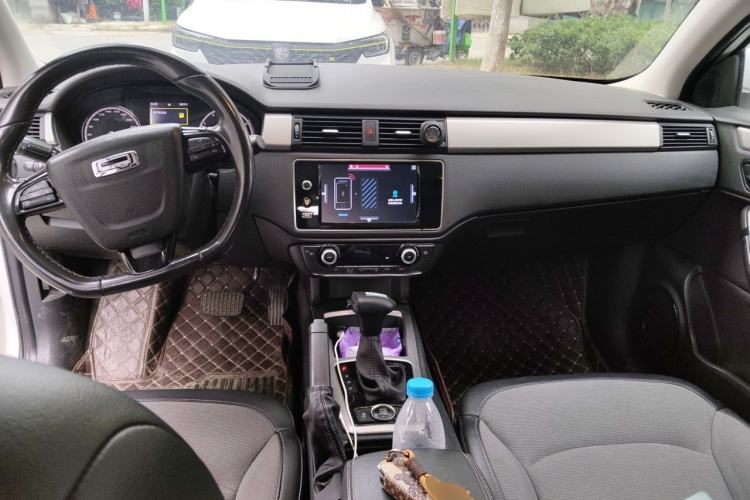 Used Qoros 3 2016 Urban SUV 1.6T Automatic Zhiyue Model Center Console