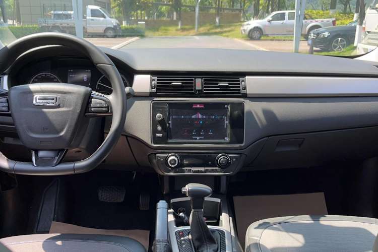 Used Qoros 3 2016 Urban SUV 1.6T Automatic Zhiyue Model Center Console