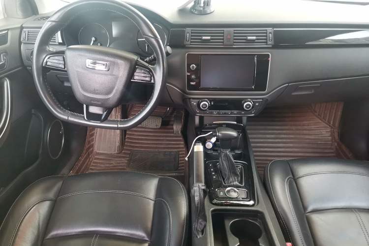 Used Qoros 3 2016 Sedan 1.6T Automatic ZhiZhen Model Center Console