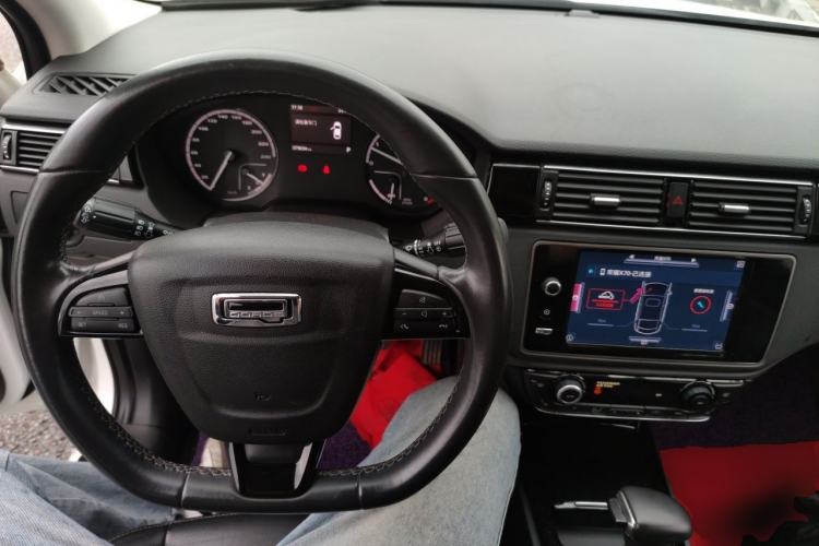 Used Qoros 3 2016 Sedan 1.6T Automatic ZhiZhen Model Center Console