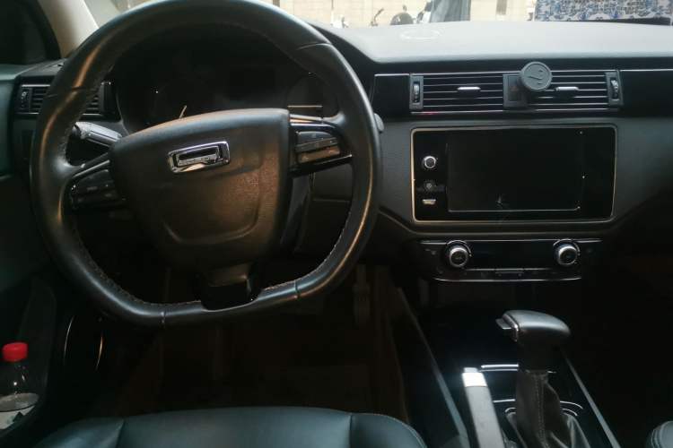 Used Qoros 3 2016 Sedan 1.6T Automatic ZhiZhen Model Center Console