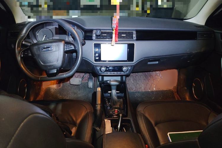 Used Qoros 3 2016 Urban SUV 1.6T Automatic ZhiZhen Model Center Console