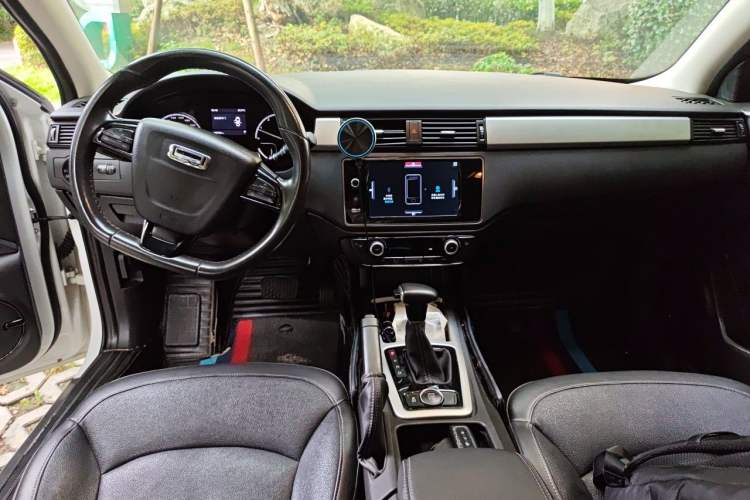Used Qoros 3 2016 Urban SUV 1.6T Automatic Zhiyue Model Center Console