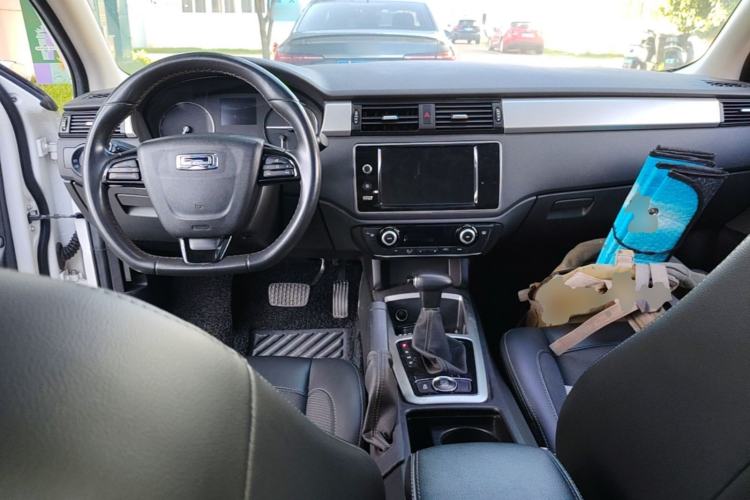 Used Qoros 3 2016 Sedan 1.6L Automatic Zhiyue Model Center Console