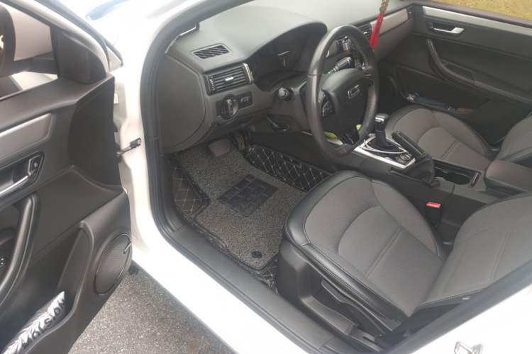 Used Qoros 3 2016 Urban SUV 1.6T Automatic Zhiyue Model Driver Seat
