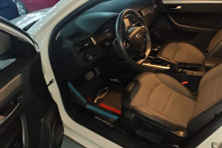 Used Qoros 3 2016 Urban SUV 1.6T Automatic Zhiyue Model Driver Seat