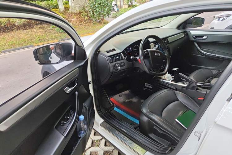 Used Qoros 3 2016 Urban SUV 1.6T Automatic Zhiyue Model Driver Seat