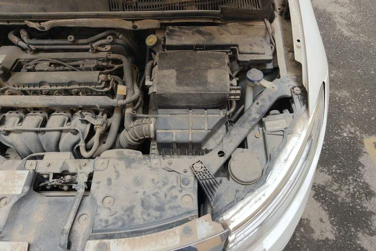 Used Qoros 3 2016 Sedan 1.6L Automatic Zhiyue Model Engine Bay Left