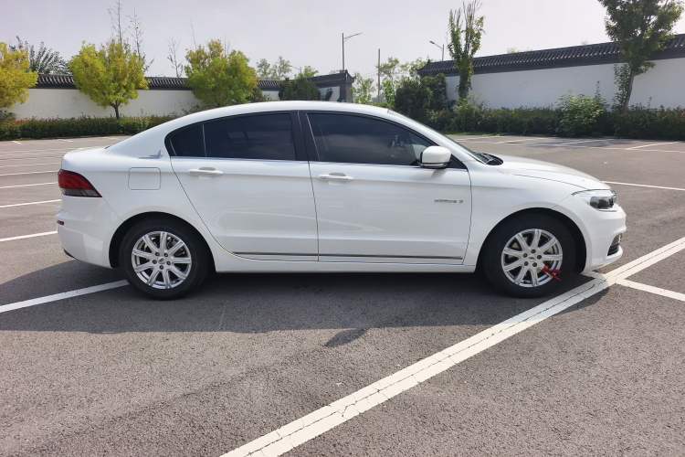 Used Qoros 3 2016 Sedan 1.6L Automatic Zhiyue Model Exterior 2