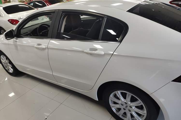 Used Qoros 3 2016 Sedan 1.6L Automatic Zhiyue Model Exterior 5