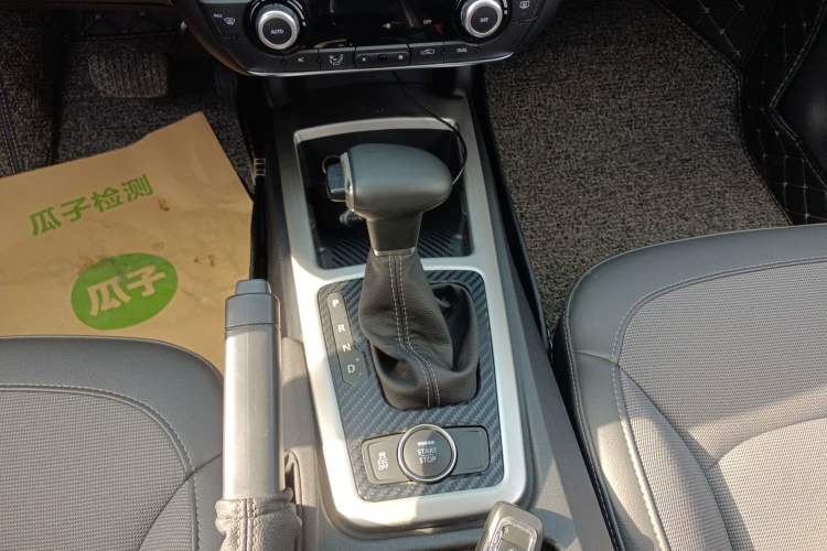 Used Qoros 3 2016 Urban SUV 1.6T Automatic Zhiyue Model Gear Lever