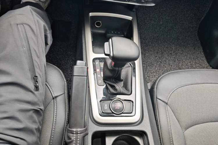 Used Qoros 3 2016 Urban SUV 1.6T Automatic Zhiyue Model Gear Lever