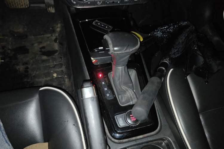 Used Qoros 3 2016 Hatchback 1.6T Automatic ZhiZhen Model Gear Lever