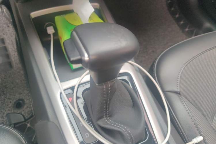 Used Qoros 3 2016 Urban SUV 1.6T Automatic Zhiyue Model Gear Lever