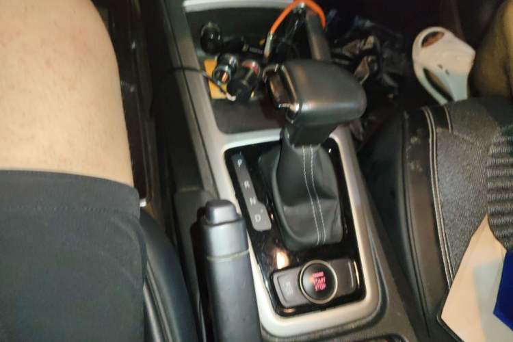 Used Qoros 3 2016 Urban SUV 1.6T Automatic Zhiyue Model Gear Lever