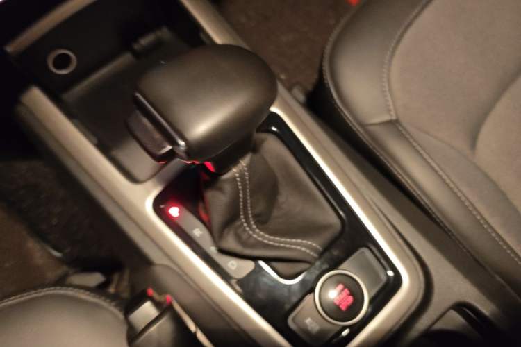 Used Qoros 3 2016 Urban SUV 1.6T Automatic Zhiyue Model Gear Lever