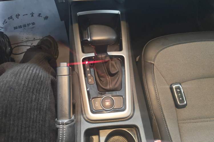 Used Qoros 3 2016 Urban SUV 1.6T Automatic Zhiyue Model Gear Lever