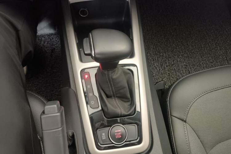 Used Qoros 3 2016 Urban SUV 1.6T Automatic Zhiyue Model Gear Lever