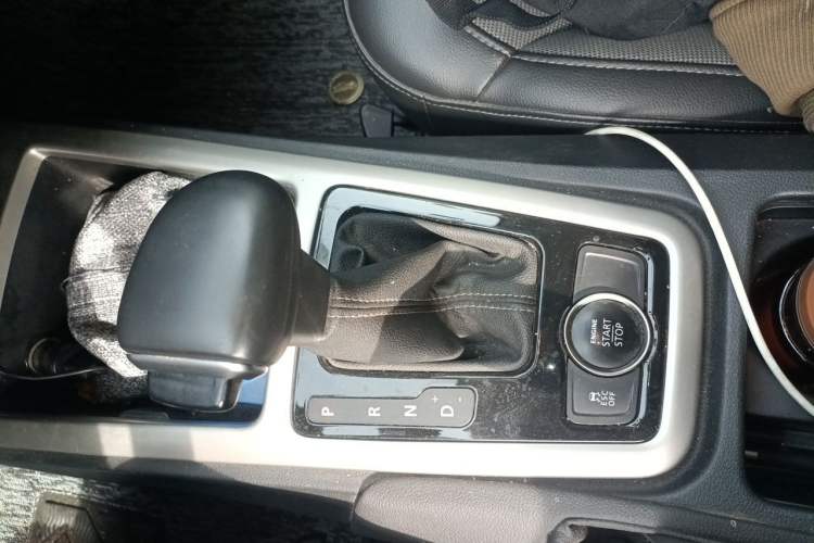 Used Qoros 3 2016 Urban SUV 1.6T Automatic Zhiyue Model Gear Lever