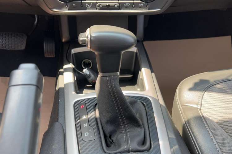 Used Qoros 3 2016 Urban SUV 1.6T Automatic Zhiyue Model Gear Lever