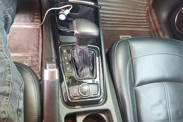 Used Qoros 3 2016 Sedan 1.6T Automatic ZhiZhen Model Gear Lever