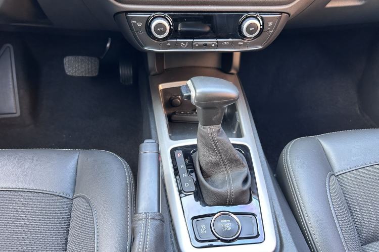 Used Qoros 3 2016 Sedan 1.6L Automatic Zhiyue Model Gear Lever