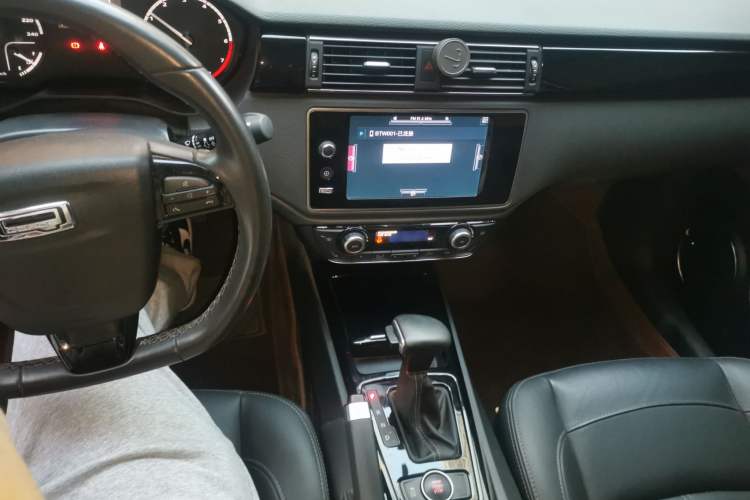 Used Qoros 3 2016 Sedan 1.6T Automatic ZhiZhen Model Gear Lever