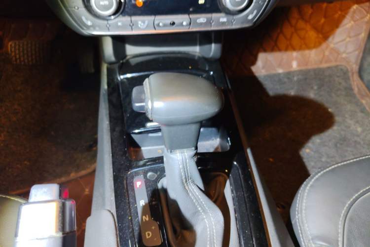 Used Qoros 3 2016 Urban SUV 1.6T Automatic ZhiZhen Model Gear Lever