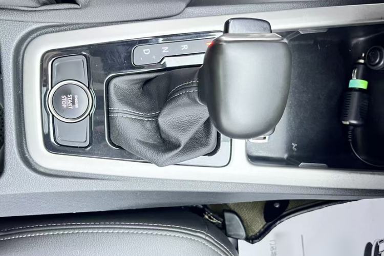 Used Qoros 3 2016 Sedan 1.6L Automatic Zhiyue Model Gear Lever