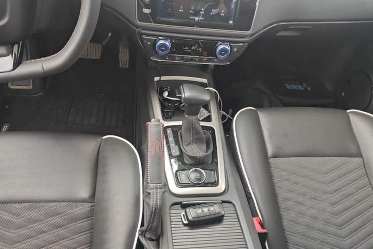 Used Qoros 3 2016 Hatchback 1.6L Automatic Zhiyue Model Gear Lever