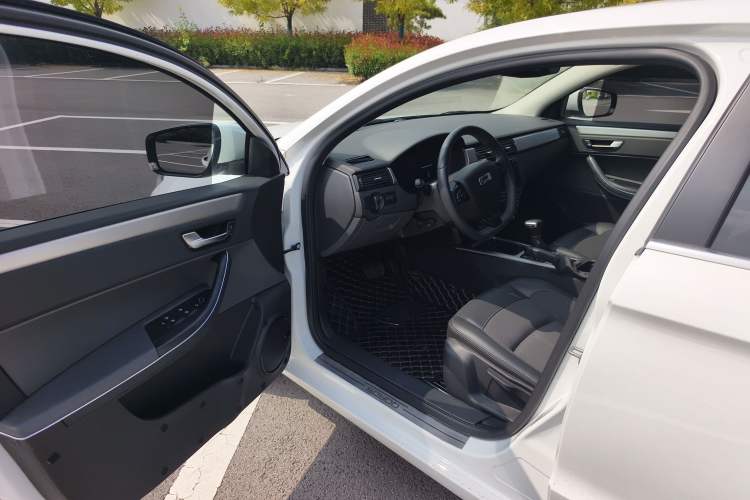 Used Qoros 3 2016 Sedan 1.6L Automatic Zhiyue Model Interior 1