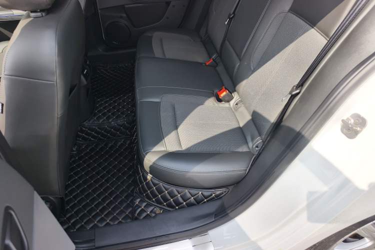 Used Qoros 3 2016 Sedan 1.6L Automatic Zhiyue Model Interior 2