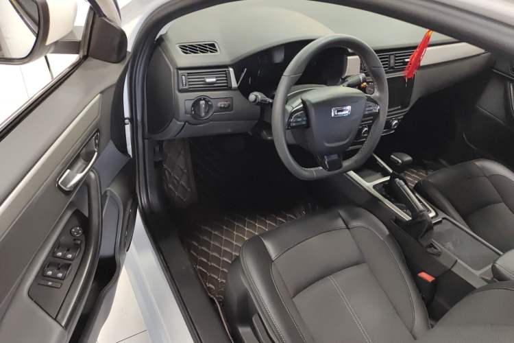 Used Qoros 3 2016 Sedan 1.6L Automatic Zhiyue Model Interior 2