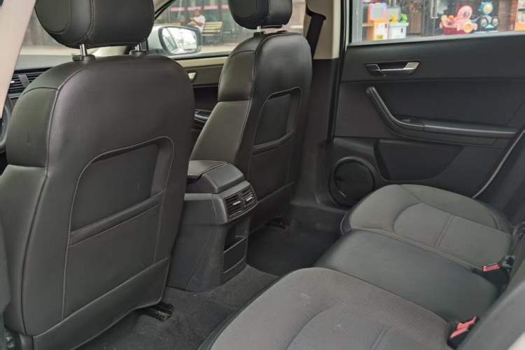 Used Qoros 3 2016 Urban SUV 1.6T Automatic Zhiyue Model Interior 2