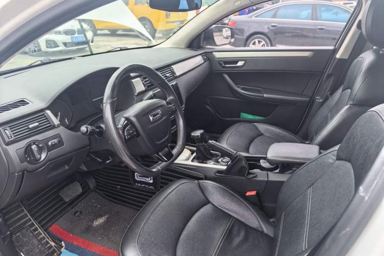 Used Qoros 3 2016 Urban SUV 1.6T Automatic Zhiyue Model Interior 2