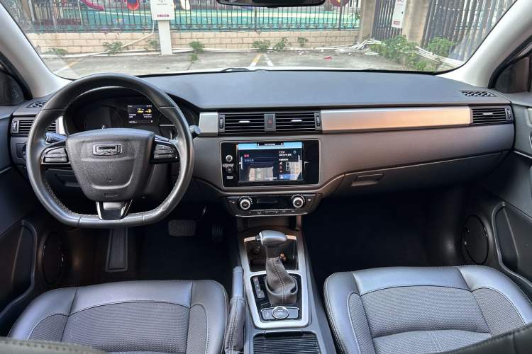 Used Qoros 3 2016 Sedan 1.6L Automatic Zhiyue Model Interior 2