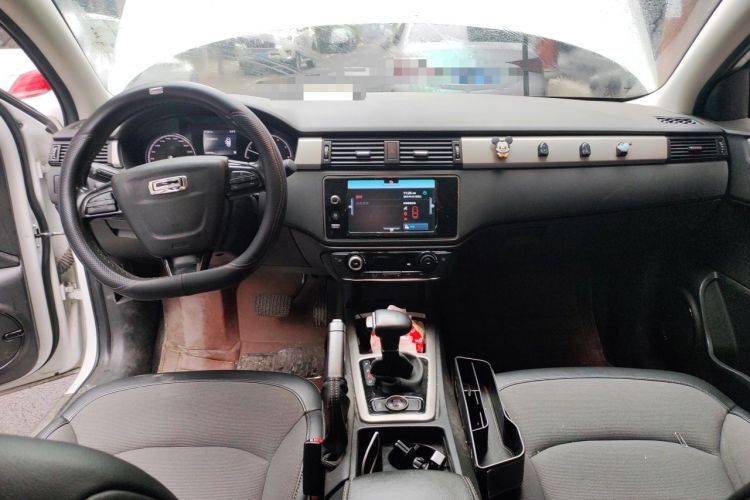 Used Qoros 3 2016 Urban SUV 1.6T Automatic Zhiyue Model Interior 2