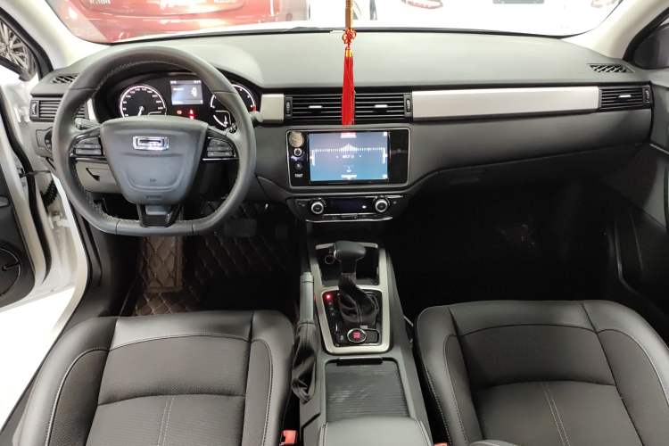 Used Qoros 3 2016 Sedan 1.6L Automatic Zhiyue Model Interior 3