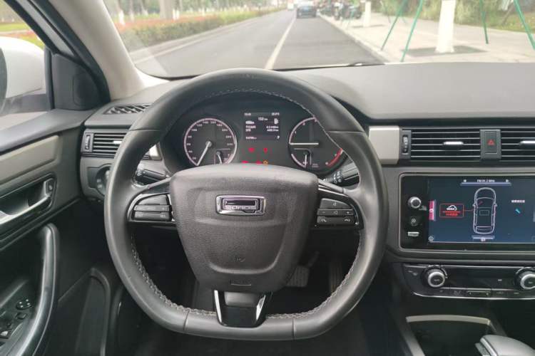 Used Qoros 3 2016 Urban SUV 1.6T Automatic Zhiyue Model Interior 3