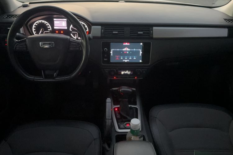 Used Qoros 3 2016 Urban SUV 1.6T Automatic Zhiyue Model Interior 3