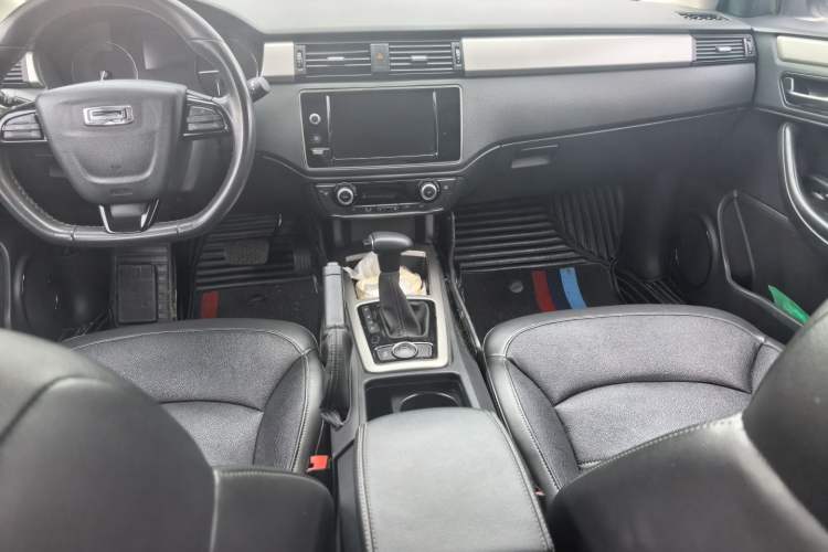 Used Qoros 3 2016 Urban SUV 1.6T Automatic Zhiyue Model Interior 3