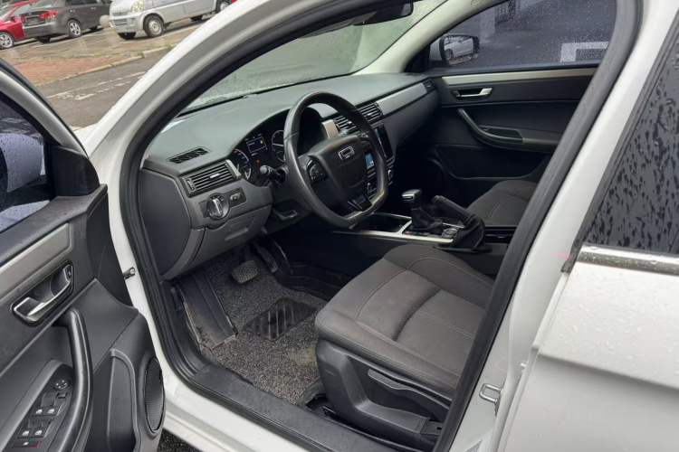 Used Qoros 3 2016 Sedan 1.6L Automatic ZhiNeng Model Interior 4