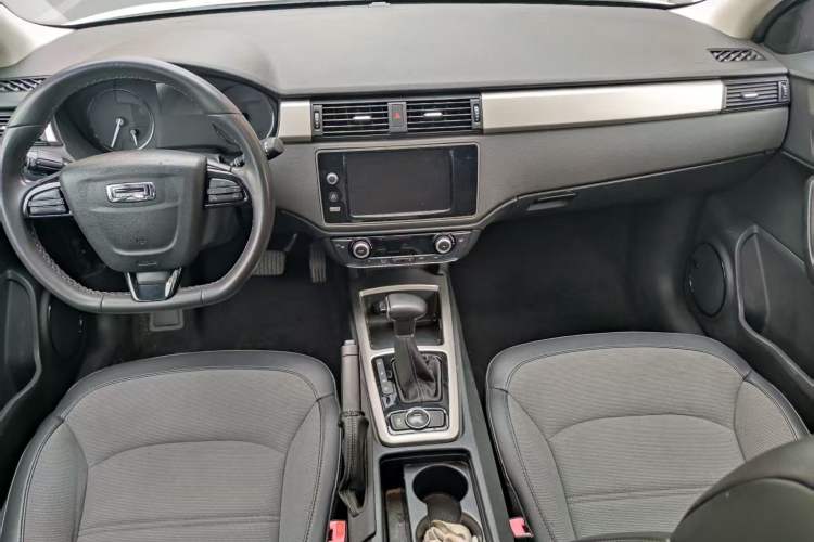 Used Qoros 3 2016 Urban SUV 1.6T Automatic Zhiyue Model Interior 4